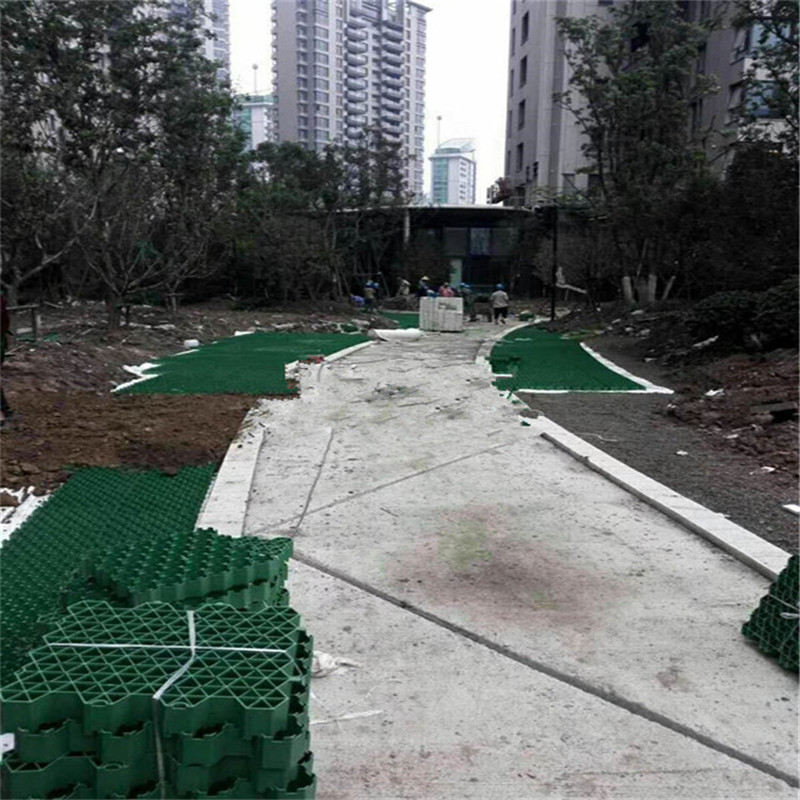 绿化工程中的多功能建材 植草格与抗压草坪砖的应用及养护